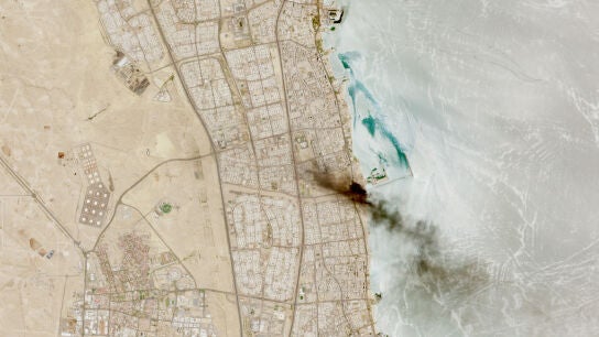 Una imagen satelital muestra una columna de humo cerca de una instalaci&oacute;n petrolera en Kuwait.
