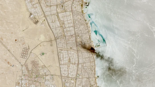 Una imagen satelital muestra una columna de humo cerca de una instalación petrolera en Kuwait. Una imagen satelital muestra una columna de humo cerca de una instalación petrolera en Kuwait.