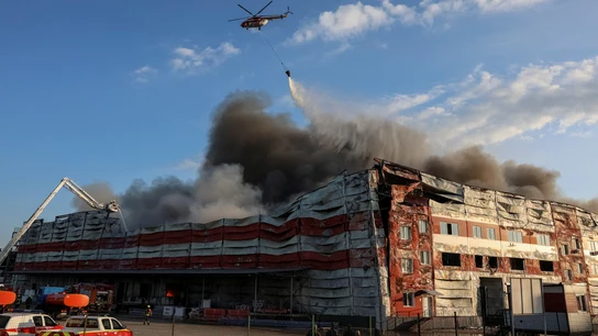 Un helicóptero de extinción de incendios arroja agua sobre el lugar de un ataque con misiles rusos, en el marco del ataque de Rusia contra Ucrania, en la región de Kiyv. Un helicóptero de extinción de incendios arroja agua sobre el lugar de un ataque con misiles rusos, en el marco del ataque de Rusia contra Ucrania, en la región de Kiyv.