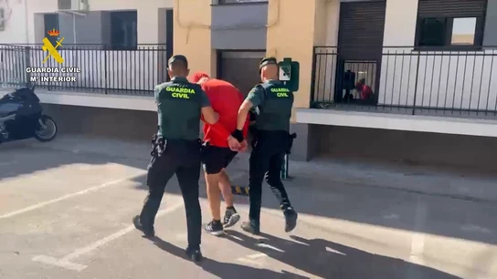 Imagen del momento de la detención a uno de los miembros del grupo criminal Imagen del momento de la detención a uno de los miembros del grupo criminal