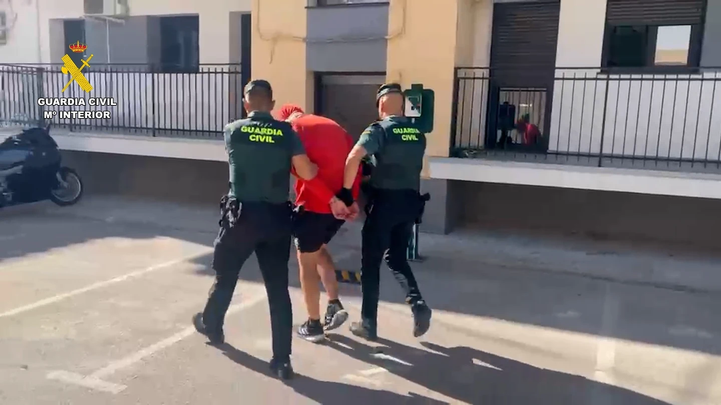 Imagen del momento de la detención a uno de los miembros del grupo criminal Imagen del momento de la detención a uno de los miembros del grupo criminal