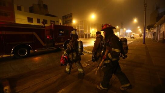 Imagen de archivo de bomberos en Lima (Per&uacute;).