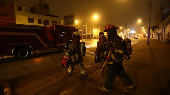Imagen de archivo de bomberos en Lima (Perú). Imagen de archivo de bomberos en Lima (Perú).
