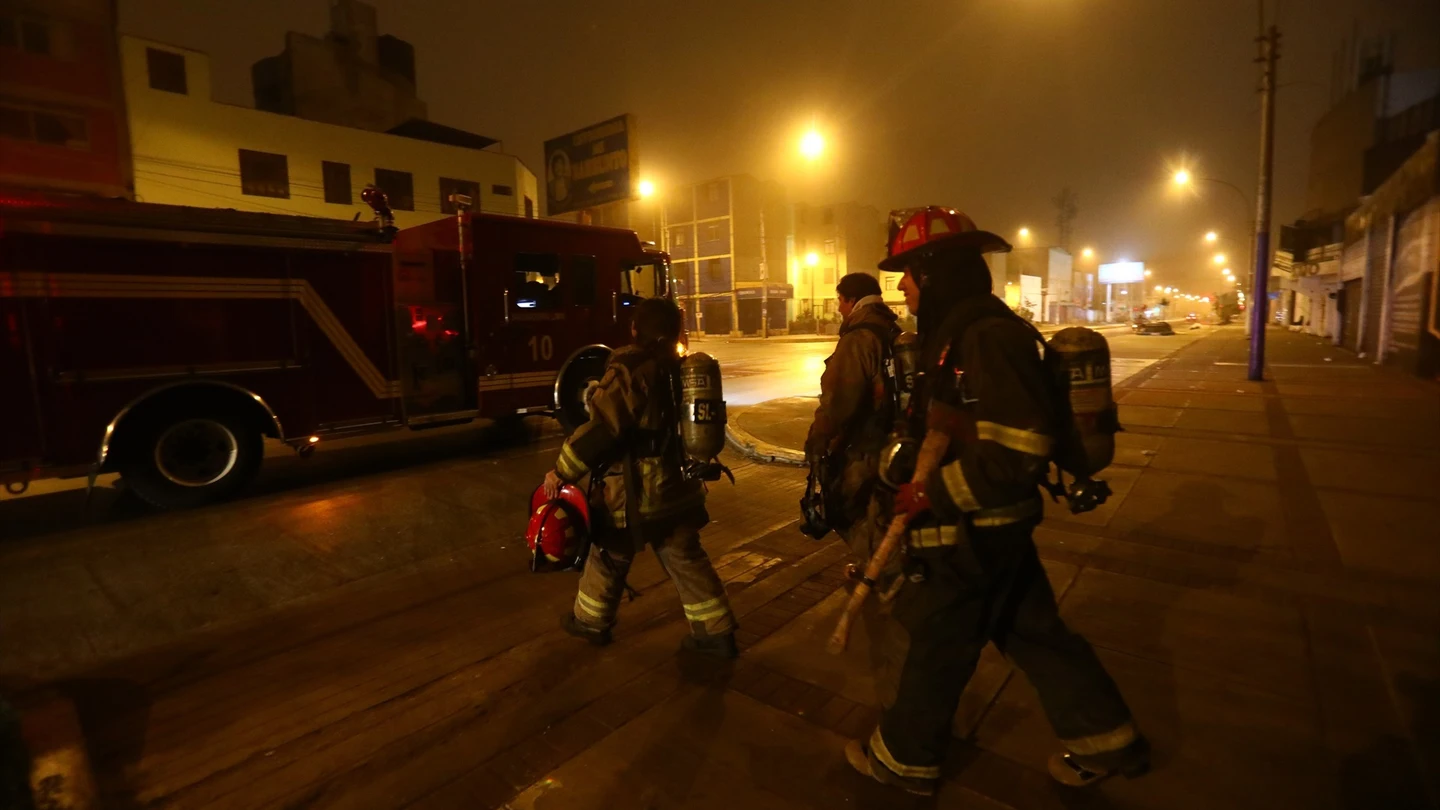 Imagen de archivo de bomberos en Lima (Perú). Imagen de archivo de bomberos en Lima (Perú).
