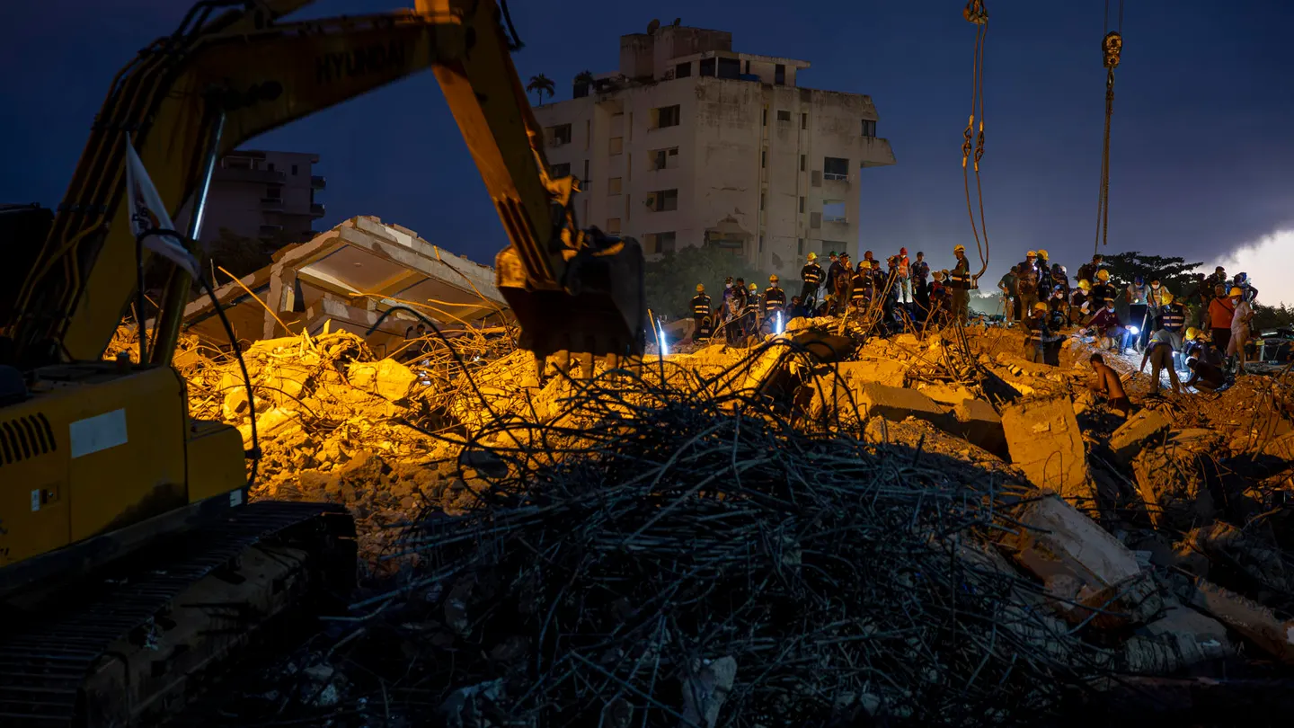 Fotografía que muestra una máquina realizando labores de remoción de escombros en edificios destruidos en Venezuela Fotografía que muestra una máquina realizando labores de remoción de escombros en edificios destruidos en Venezuela