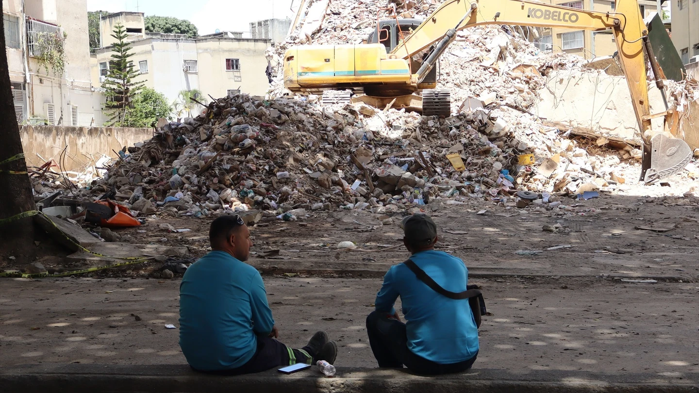 Trabajadores despejan escombros por el doble terremoto de finales de junio en Venezuela. Trabajadores despejan escombros por el doble terremoto de finales de junio en Venezuela.