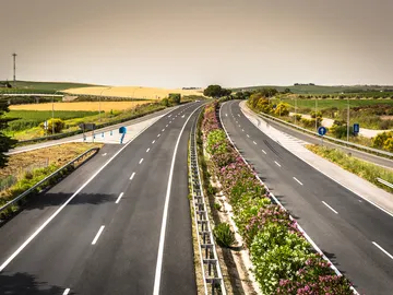 Imagen de una mediana de autopista en España. Imagen de una mediana de autopista en España.