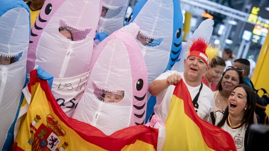 Aficionados de la Selecci&oacute;n Espa&ntilde;ola espera a la llegada de los jugadores al aeropuerto de Madrid-Barajas.