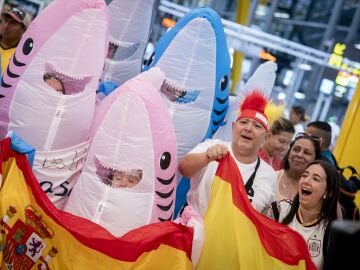 Aficionados de la Selecci&oacute;n Espa&ntilde;ola espera a la llegada de los jugadores al aeropuerto de Madrid-Barajas.