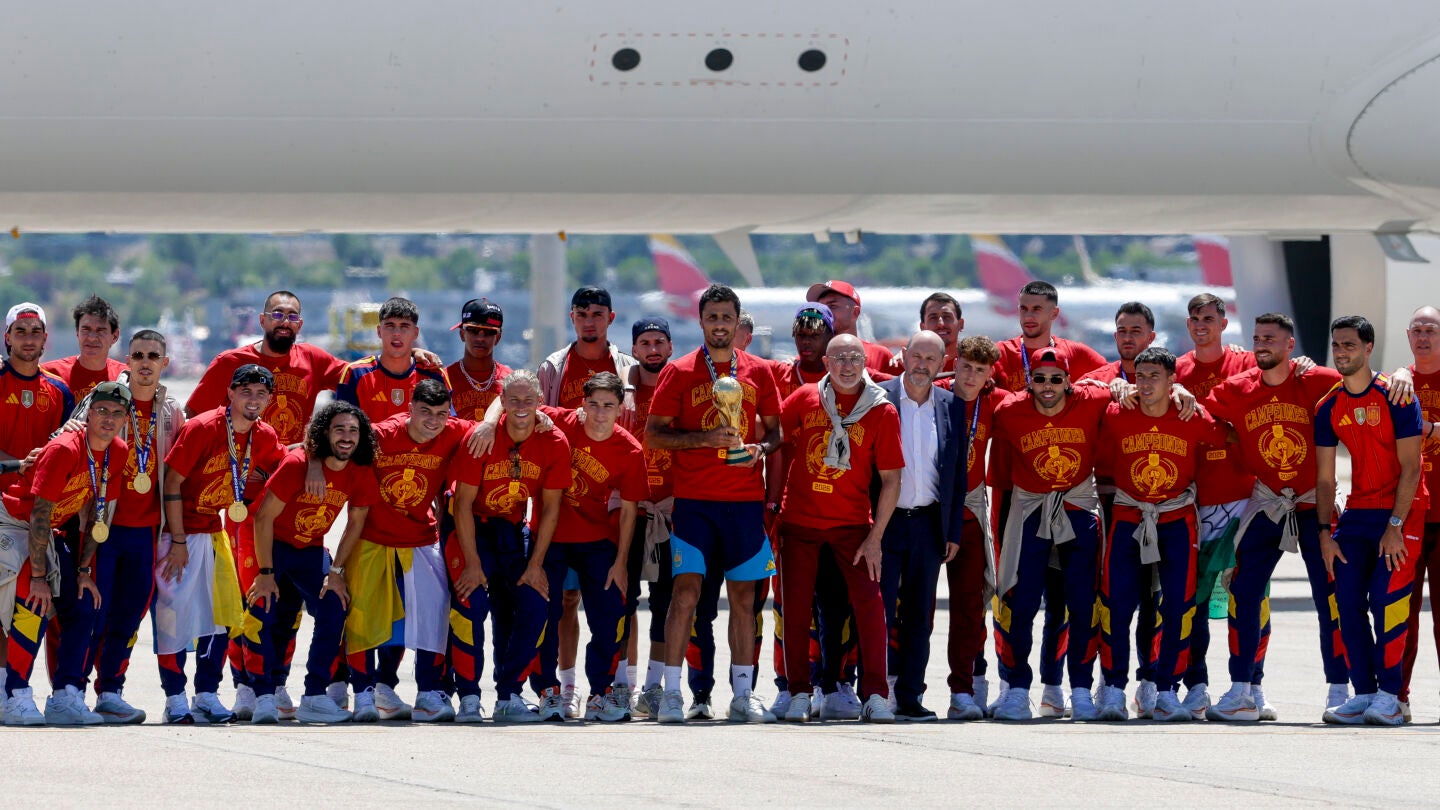La selección española posa con el trofeo de campeones del mundo tras aterrizar en la terminal 4 del aeropuerto de Madrid Barajas-Adolfo Suárez