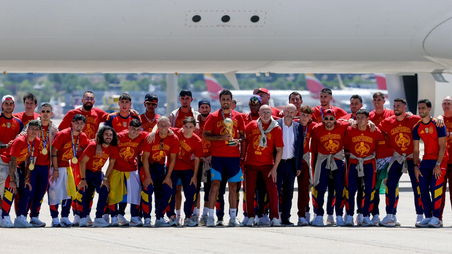 La selección española posa con el trofeo de campeones del mundo tras aterrizar en la terminal 4 del aeropuerto de Madrid Barajas-Adolfo Suárez La selección española posa con el trofeo de campeones del mundo tras aterrizar en la terminal 4 del aeropuerto de Madrid Barajas-Adolfo Suárez