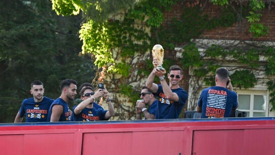 Los jugadores de la selecci&oacute;n espa&ntilde;ola recorren las calles de Madrid