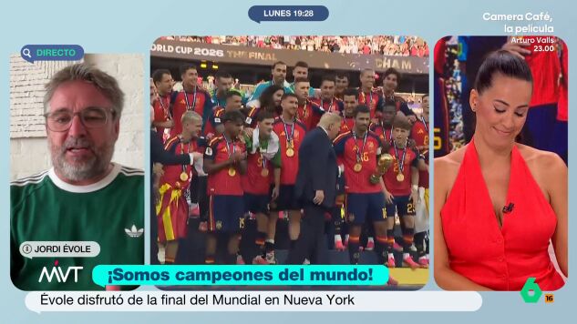 "Es poes&iacute;a que Trump nos entregue la copa del mundo despu&eacute;s de la simpat&iacute;a que nos ha demostrado", afirma Jordi &Eacute;vole, que explica en M&aacute;s Vale Tarde su experiencia como uno de los miles de espectadores en el estadio de la final del Mundial.