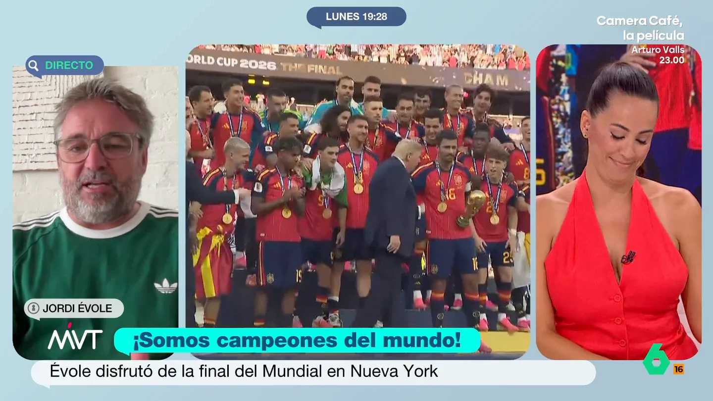 Jordi Évole, sobre el momento "Chiquito de la Calzada" de Trump en la foto de campeones de España: "Me parece poesía" "Es poesía que Trump nos entregue la copa del mundo después de la simpatía que nos ha demostrado", afirma Jordi Évole, que explica en Más Vale Tarde su experiencia como uno de los miles de espectadores en el estadio de la final del Mundial.
