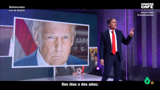 En un momento que recupera El Intermedio, Ra&uacute;l P&eacute;rez imitaba a Pedro S&aacute;nchez y versionaba 'Holding Out for a Hero' para hablar de su posicionamiento frente a Trump por la guerra en Ir&aacute;n.