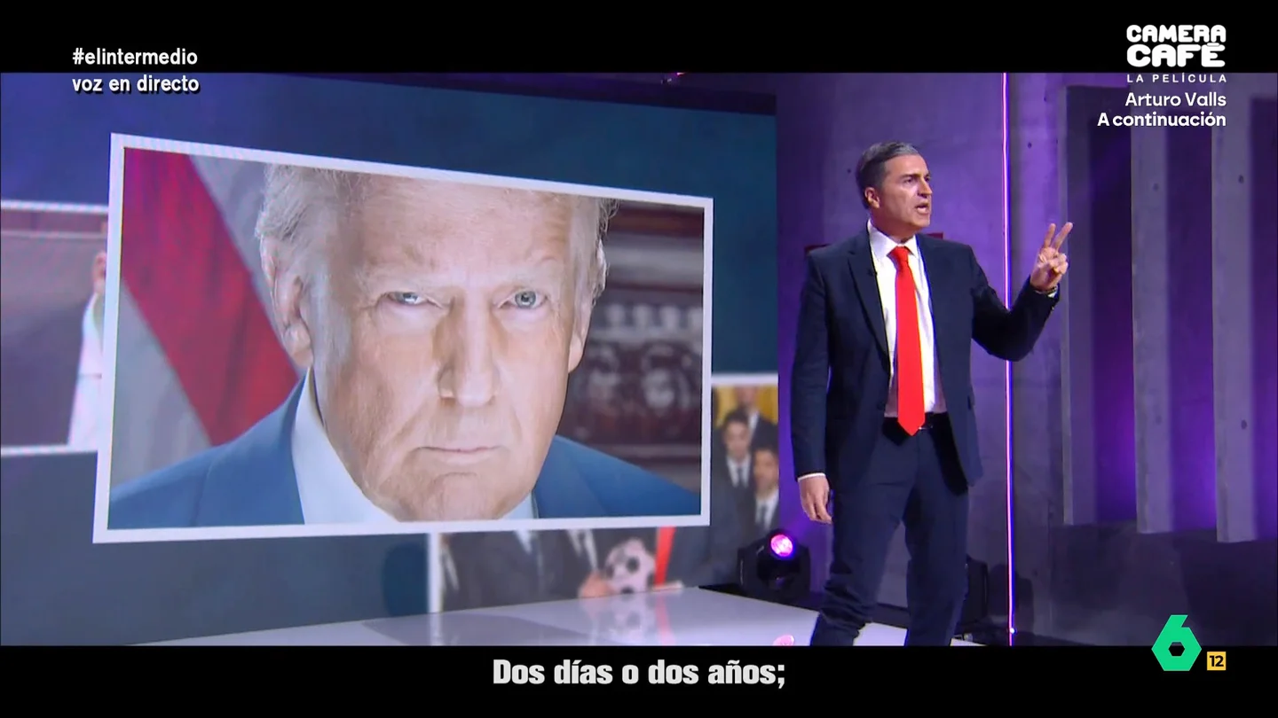 "¡Yo soy tu héroe! Un líder capaz de enfrentarse a Trump y de ser más chulo que Macron": 'Pedro Sánchez' saca pecho por su 'No a la guerra' En un momento que recupera El Intermedio, Raúl Pérez imitaba a Pedro Sánchez y versionaba 'Holding Out for a Hero' para hablar de su posicionamiento frente a Trump por la guerra en Irán.