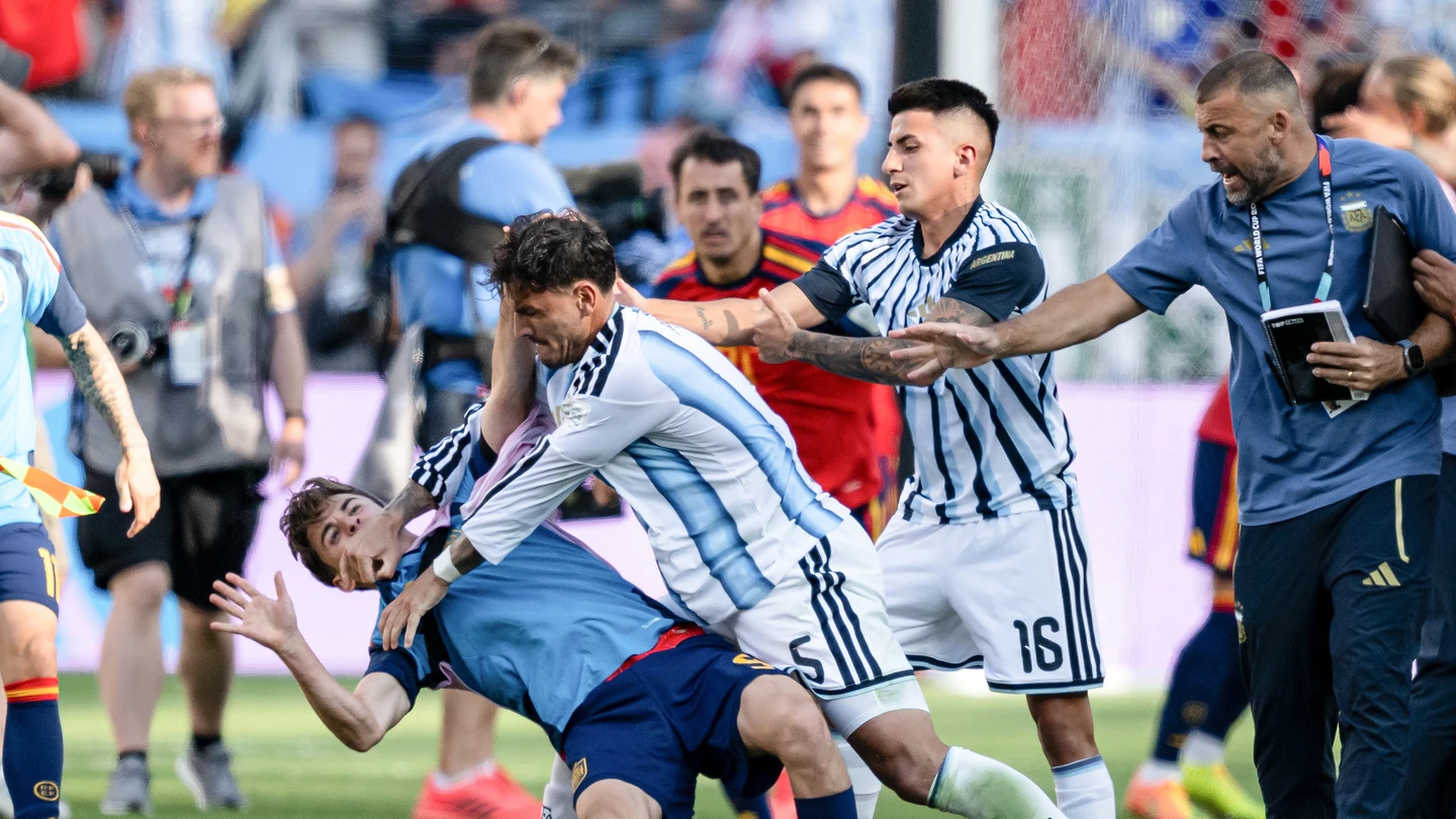 Paredes golpea a Gavi Paredes golpea a Gavi