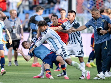 Paredes golpea a Gavi