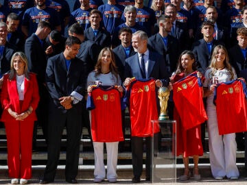 Los reyes reciben en el Palacio de la Zarzuela a la selecci&oacute;n espa&ntilde;ola 