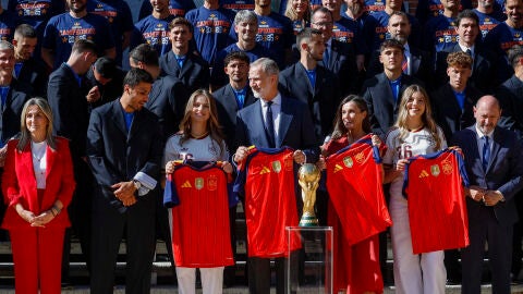 Los reyes reciben en el Palacio de la Zarzuela a la selecci&oacute;n espa&ntilde;ola