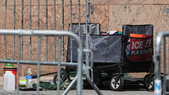 Carrito que llevaba el detenido con el mensaje "ICE fuera de nuestras calles" Carrito que llevaba el detenido con el mensaje "ICE fuera de nuestras calles"