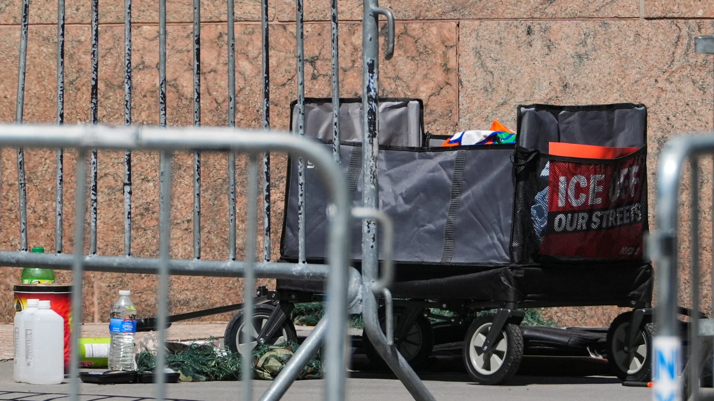 Carrito que llevaba el detenido con el mensaje "ICE fuera de nuestras calles" Carrito que llevaba el detenido con el mensaje "ICE fuera de nuestras calles"