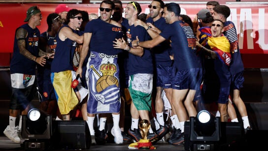 Los jugadores bailan al ritmo de 'Potra salvaje' de Isabel Aaiún, en la celebración del Mundial