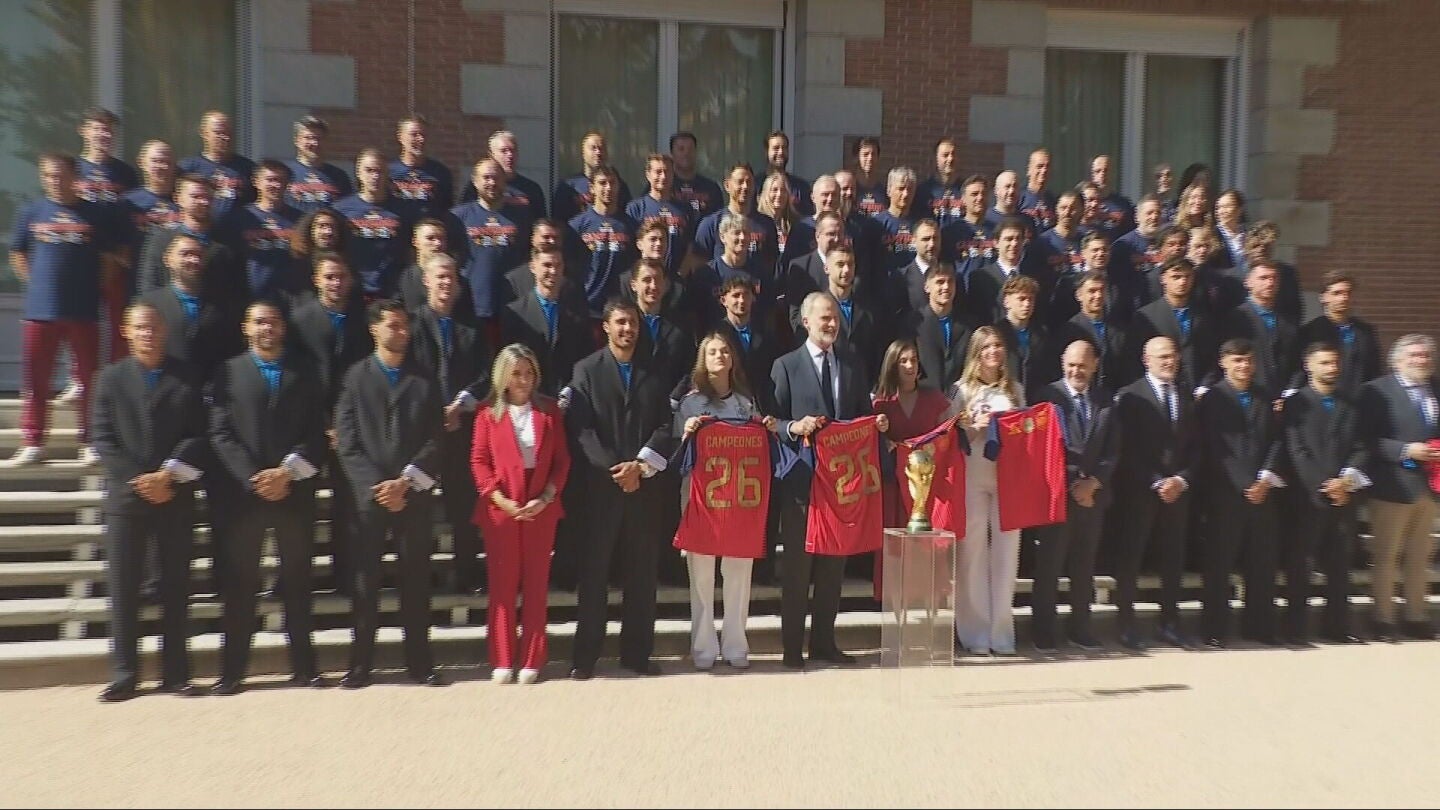 La familia real posa con la Selección en Zarzuela