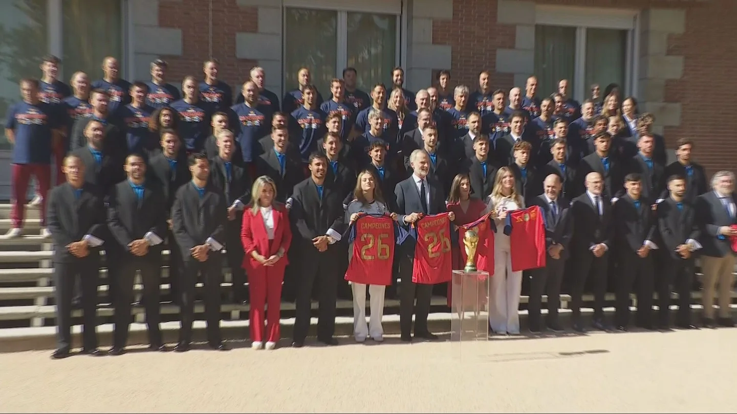 La familia real posa con la Selección en Zarzuela La familia real posa con la Selección en Zarzuela