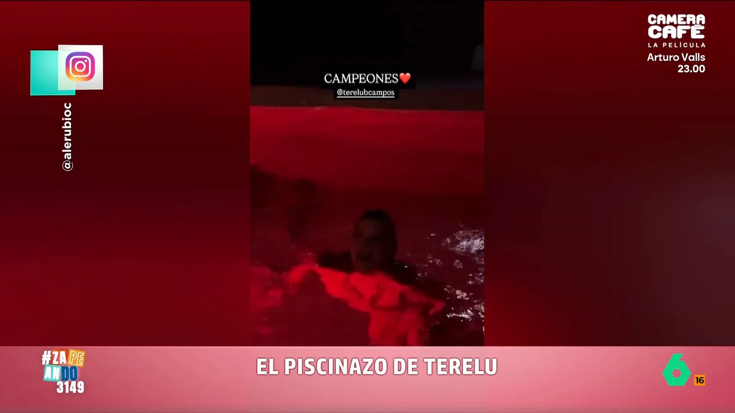 Terelu Campos lo vuelve hacer y se desata con un piscinazo por la victoria de España: "A ver si lo rojo era pacharán" Terelu Campos celebró por todo lo alto la victoria de España frente a Argentina en la final del Mundial y acabó con chapuzón en su piscina roja. Un festejo que recuerda a su ya mítico 'pelotazo' tras la final de 2010.