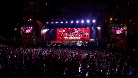 Miles de personas arropan a la Selección en Cibeles para celebrar la victoria del Mundial Miles de personas arropan a la Selección en Cibeles para celebrar la victoria del Mundial