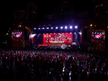 Miles de personas arropan a la Selecci&oacute;n en Cibeles para celebrar la victoria del Mundial