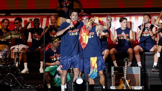 Rodri Hernández y Ferran Torres celebran el triunfo del Mundial Rodri Hernández y Ferran Torres celebran el triunfo del Mundial