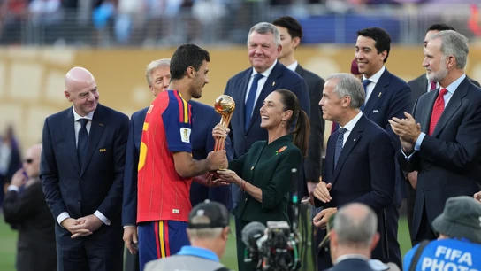 Rodri Hernández (ci) de España recibe el trofeo del Balón de Oro de manos de la presidenta de México, Claudia Sheinbaum el 19 de julio de 2026, en el estadio MetLife en Nueva Jersey. Rodri Hernández (ci) de España recibe el trofeo del Balón de Oro de manos de la presidenta de México, Claudia Sheinbaum el 19 de julio de 2026, en el estadio MetLife en Nueva Jersey.