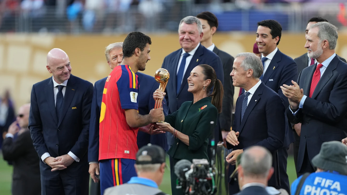 Rodri Hernández (ci) de España recibe el trofeo del Balón de Oro de manos de la presidenta de México, Claudia Sheinbaum el 19 de julio de 2026, en el estadio MetLife en Nueva Jersey. Rodri Hernández (ci) de España recibe el trofeo del Balón de Oro de manos de la presidenta de México, Claudia Sheinbaum el 19 de julio de 2026, en el estadio MetLife en Nueva Jersey.