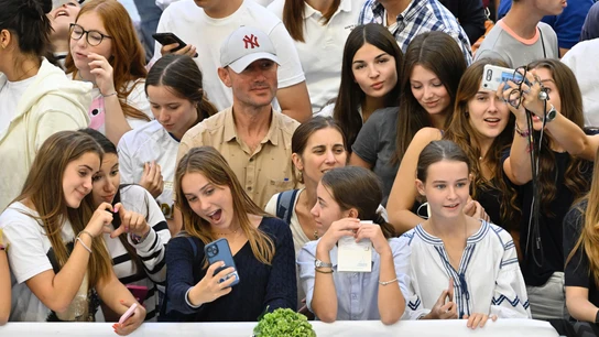 En la imagen de archivo, varias adolescentes esperan la llegada del papa Francisco en Marsella, Francia. En la imagen de archivo, varias adolescentes esperan la llegada del papa Francisco en Marsella, Francia.