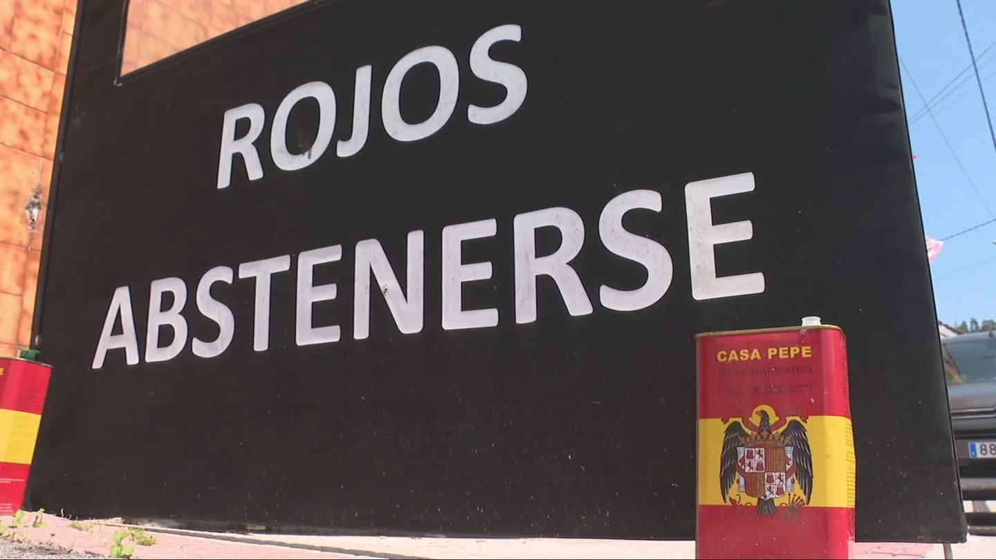 Un bar que exhibe todo tipo de símbolos y mensajes franquistas. Un bar que exhibe todo tipo de símbolos y mensajes franquistas.