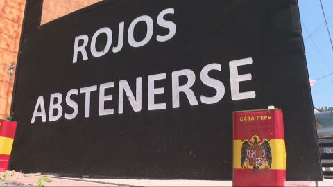 Un bar que exhibe todo tipo de s&iacute;mbolos y mensajes franquistas.