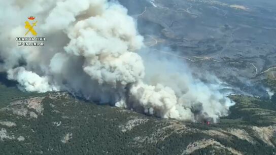 Vista a&eacute;rea del incendio forestal que arrasa La Mierla (Guadalajara)