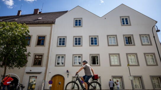La casa donde naci&oacute; Hitler reabri&oacute; convertida en una comisar&iacute;a de polic&iacute;a. 