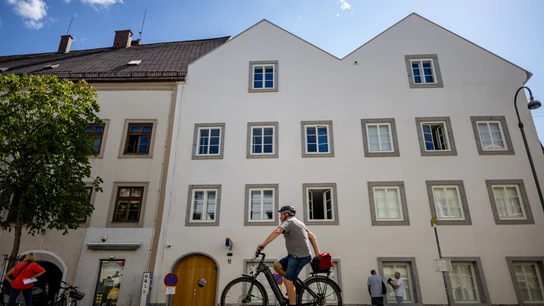 La casa donde nació Hitler reabrió convertida en una comisaría de policía. La casa donde nació Hitler reabrió convertida en una comisaría de policía.