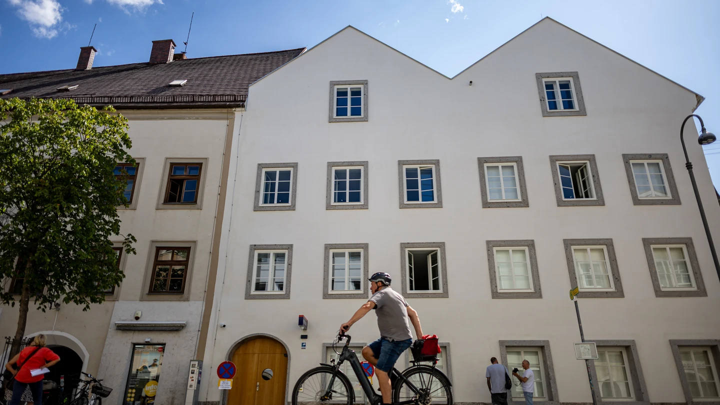La casa donde nació Hitler reabrió convertida en una comisaría de policía. La casa donde nació Hitler reabrió convertida en una comisaría de policía.