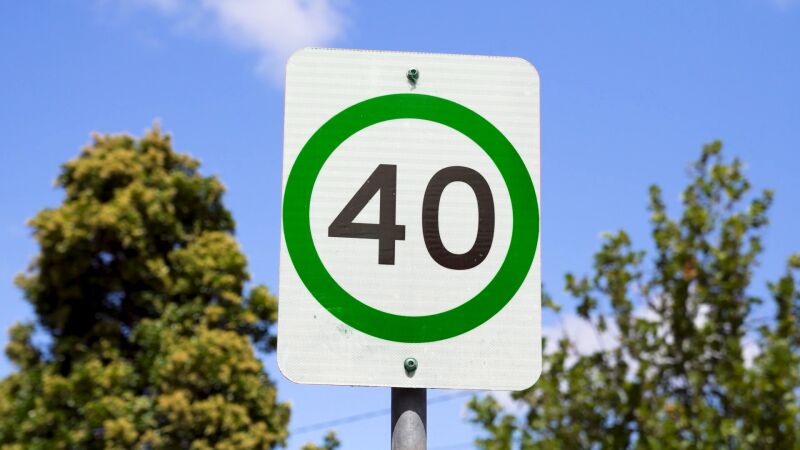 Qué es el límite de velocidad con bordes verdes y cómo cambia nuestra forma de conducir 