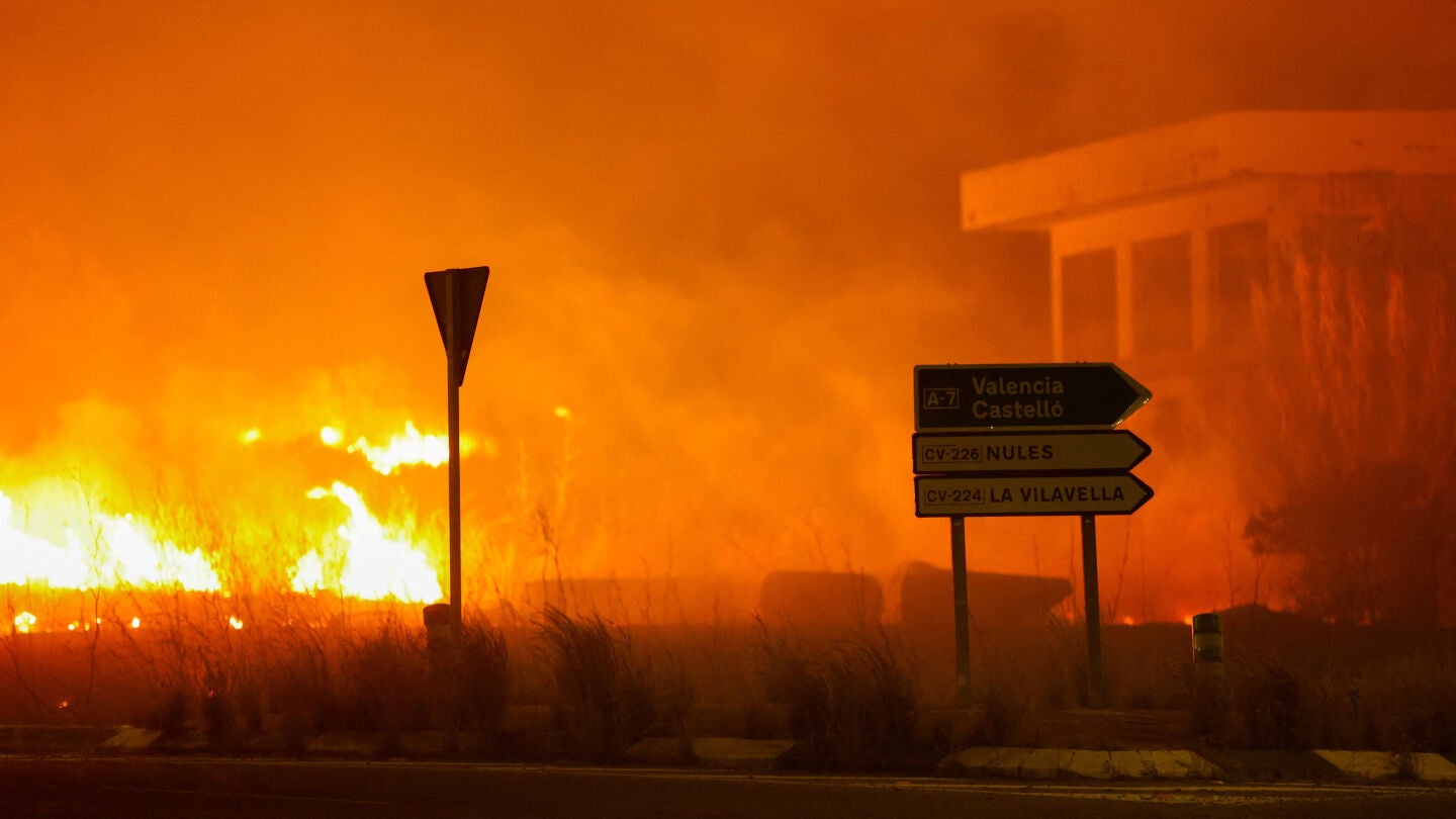 Las llamas arden durante un incendio forestal en la Vall d'Uixo, Castell&oacute;n
