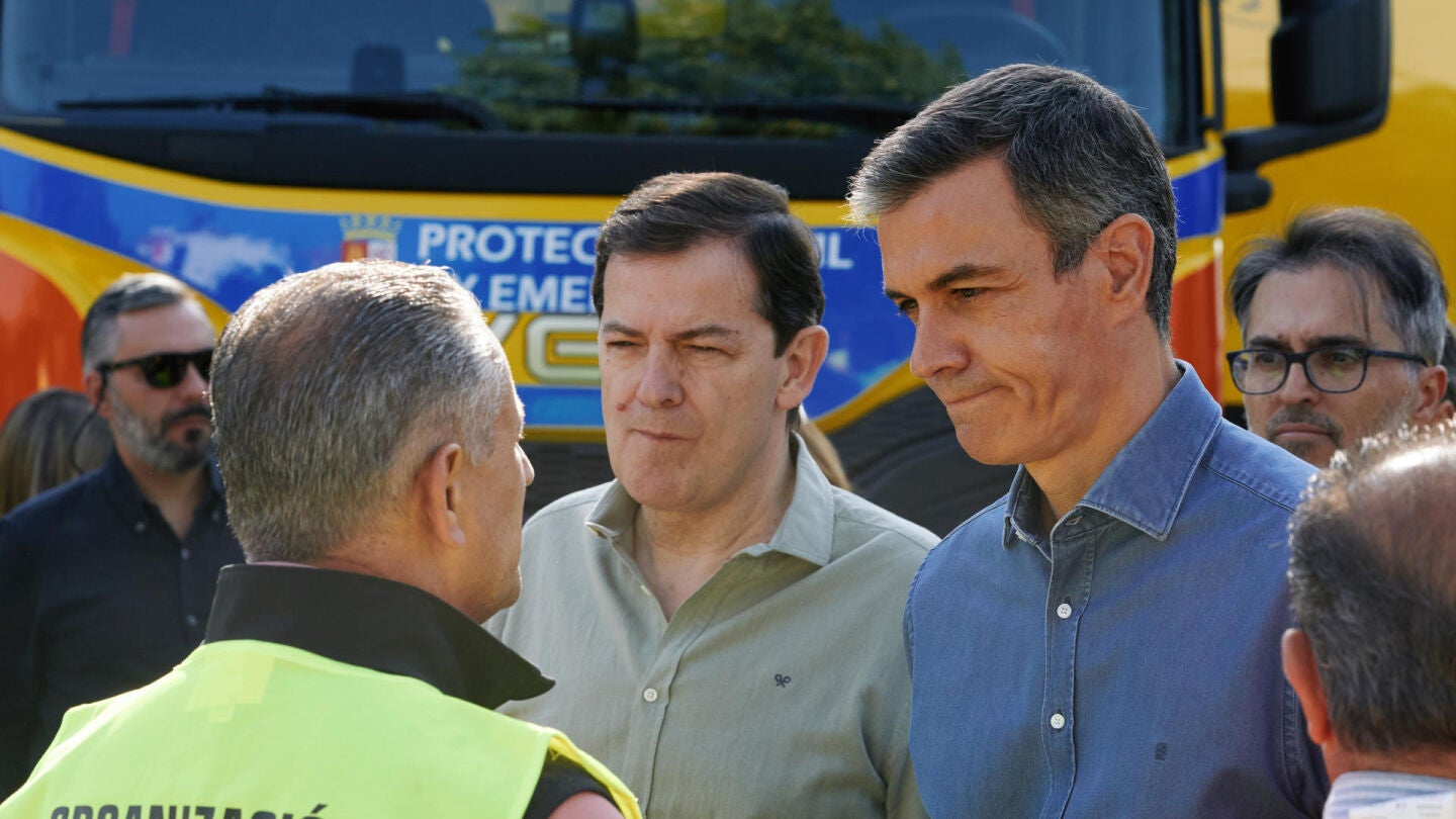Pedro S&aacute;nchez visita el Puesto de Mando Avanzado (PMA) de Navaluenga.