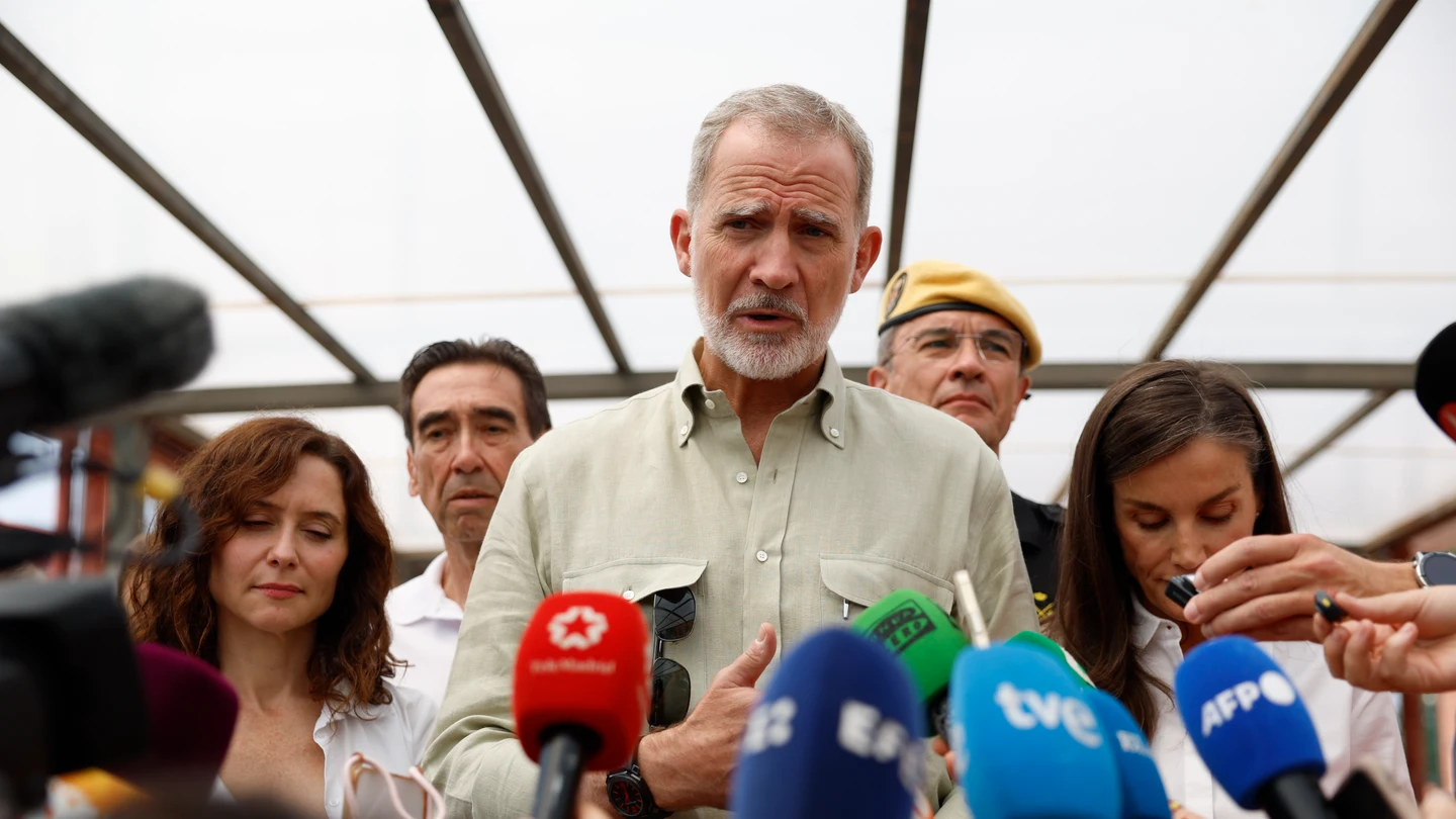 Los reyes Felipe y Letizia trasladan su apoyo a los afectados por los incendios: "La coordinación está siendo ejemplar. Unidos se puede afrontar cualquier riesgo" Los reyes Felipe y Letizia trasladan su apoyo a los afectados por los incendios: "La coordinación está siendo ejemplar. Unidos se puede afrontar cualquier riesgo"