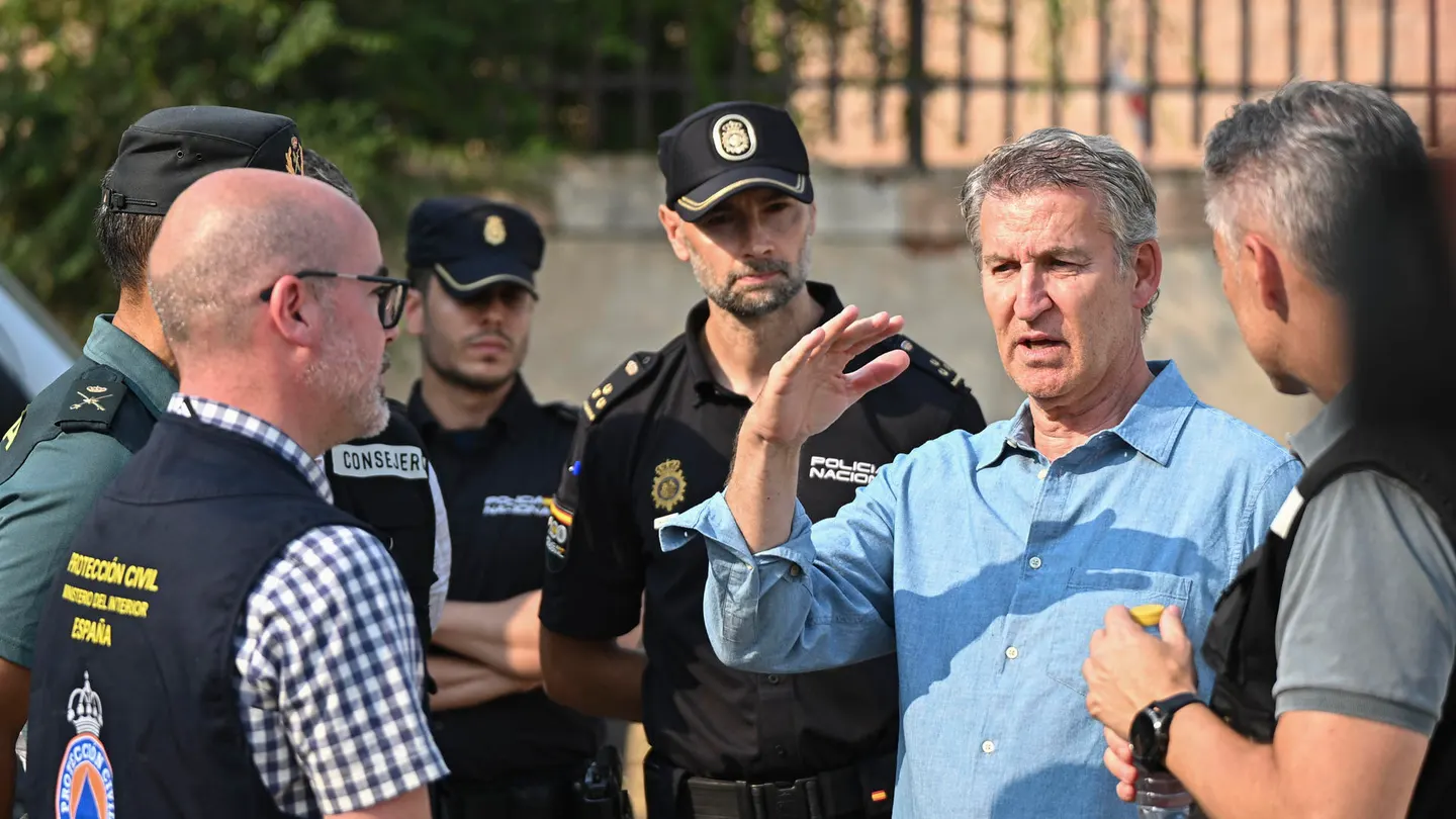 El presidente del Partido Popular Alberto Nuñez Feijóo, conversa con el delegado del Gobierno en Madrid, Francisco Martín, durante su visita al puesto de mando avanzado de Navalcarnero (Madrid). El presidente del Partido Popular Alberto Nuñez Feijóo, conversa con el delegado del Gobierno en Madrid, Francisco Martín, durante su visita al puesto de mando avanzado de Navalcarnero (Madrid).