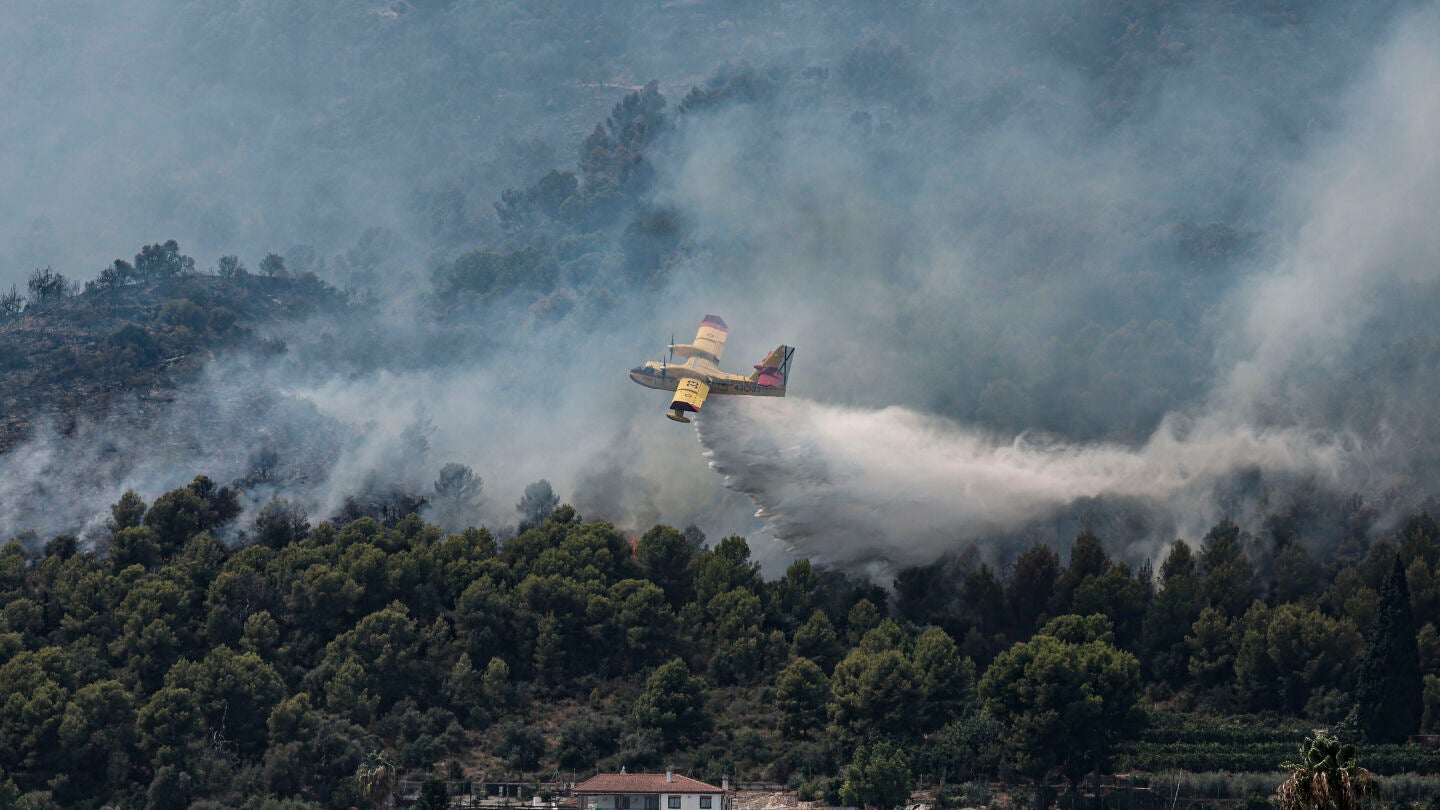 Un hidroavi&oacute;n realiza un descarga de agua en Betx&iacute; en el frente del incendio declarado este s&aacute;bado en la Vall d'Uix&oacute; (Castell&oacute;n)