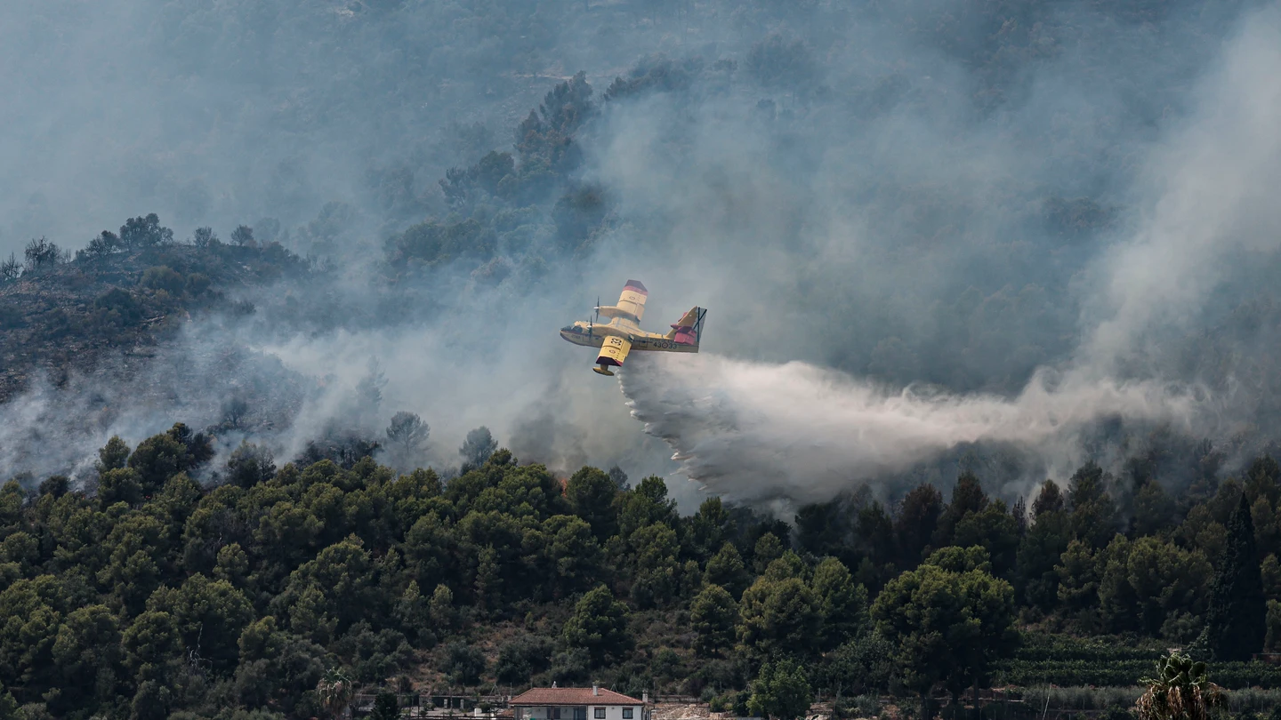 Un hidroavión realiza un descarga de agua en Betxí en el frente del incendio declarado este sábado en la Vall d'Uixó (Castellón) Un hidroavión realiza un descarga de agua en Betxí en el frente del incendio declarado este sábado en la Vall d'Uixó (Castellón)