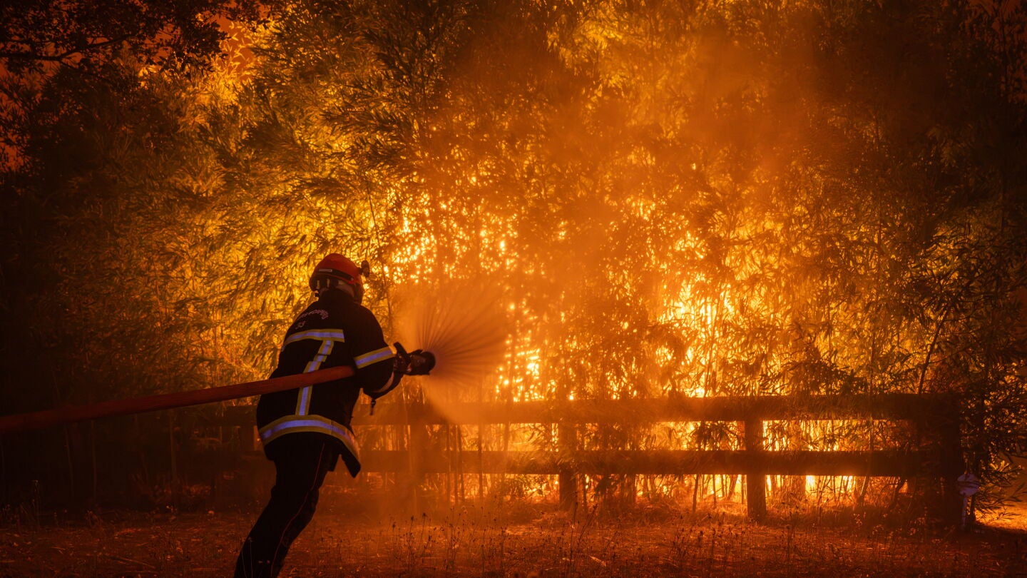Una fotograf&iacute;a facilitada por el SDIS33 muestra a un equipo de bomberos despleg&aacute;ndose para combatir un incendio forestal que se extend&iacute;a por Ares (Francia)
